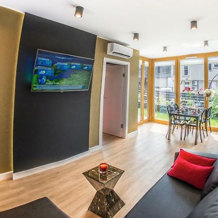 Galaxy Garden Apartment Cracow- Shopping Mall 1Min, Underground Parking, Family Friendly, City Center Krakow Exterior photo